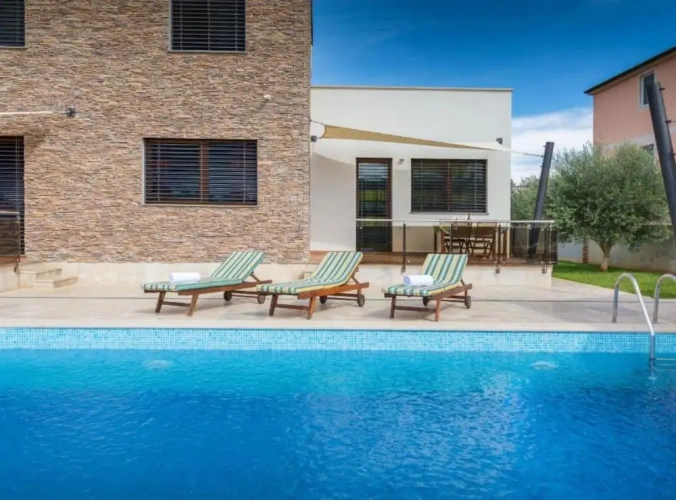 4 Bedrooms Villa
