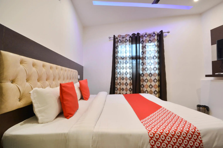 OYO 65425 Hotel Red Hut