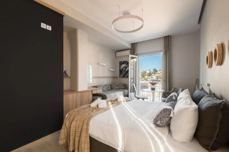 Standard Triple room with partial sea view