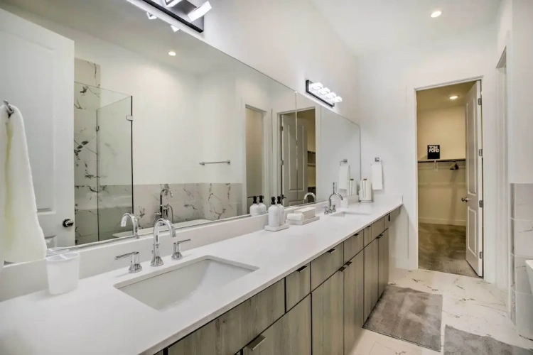 3 Bedrooms Apartment