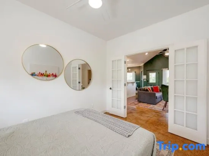 5 Bedrooms Apartment