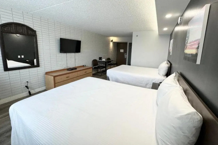 Canadiana Motor Inn