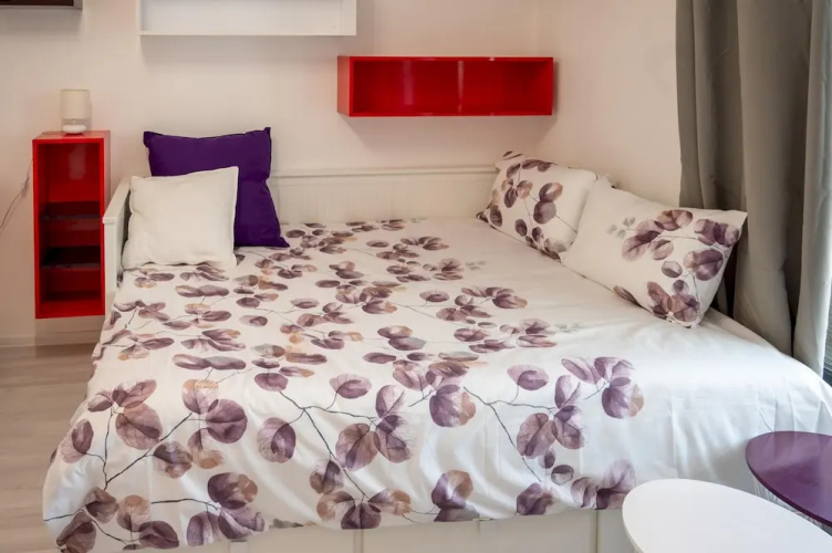 Colorful Studio With Balcony - Free Parking