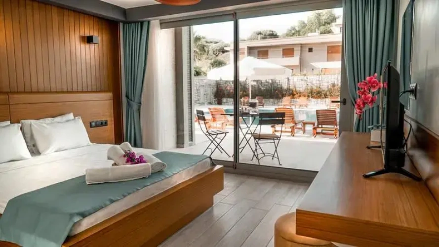 Deluxe room with pool view