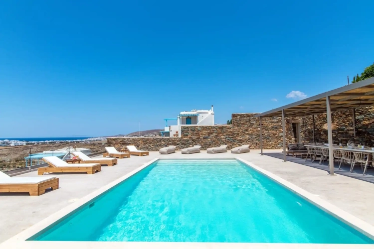 6 Bedrooms Villa