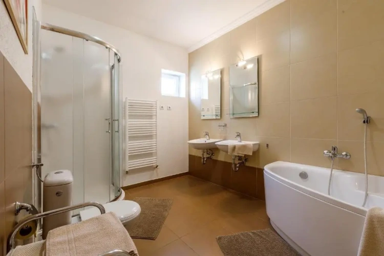 3 Bedrooms Apartment