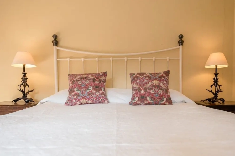 4 Bedrooms Cottage