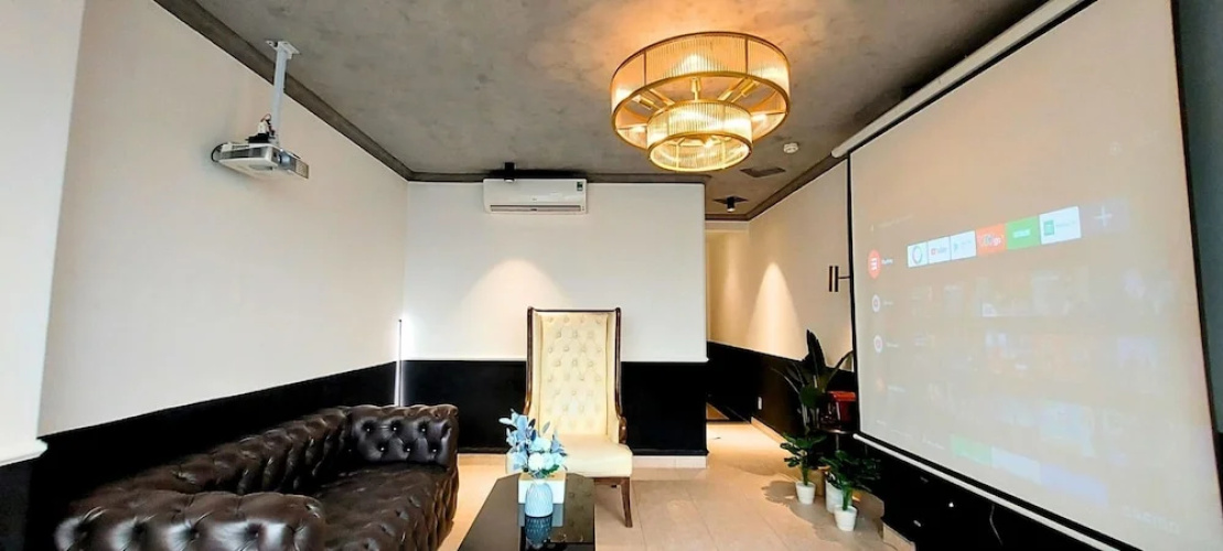 A In Hotel Del Luna