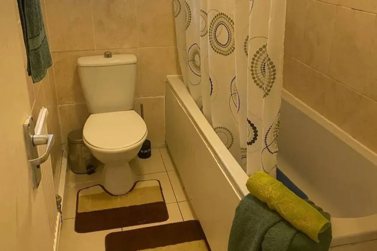 House - Sleeps 8 - Garden - Parking
