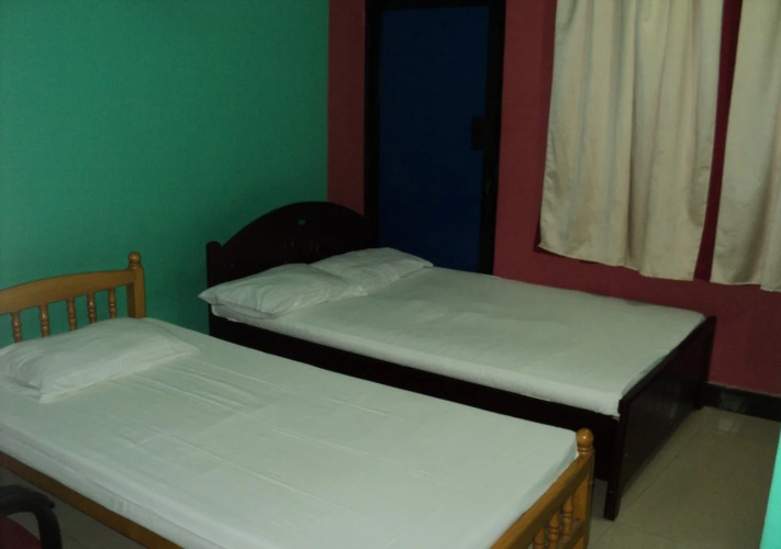 Four Teess Rest Inn