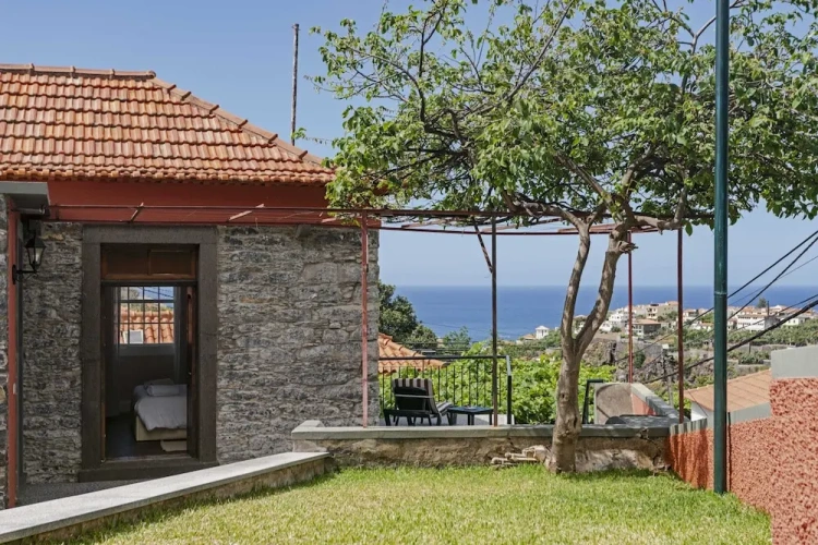 3 Bedrooms Cottage with balcony