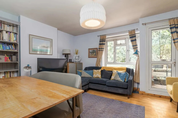 Charming 1BR Highbury Flat With Balcony