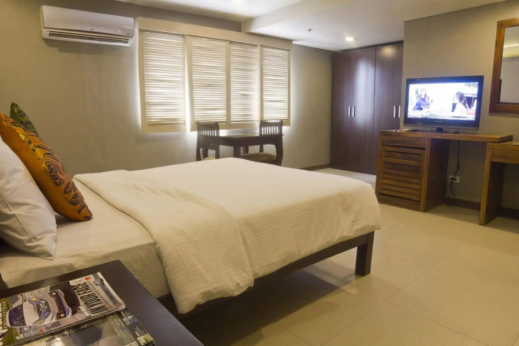 OYO 103 Artina Suites Hotel