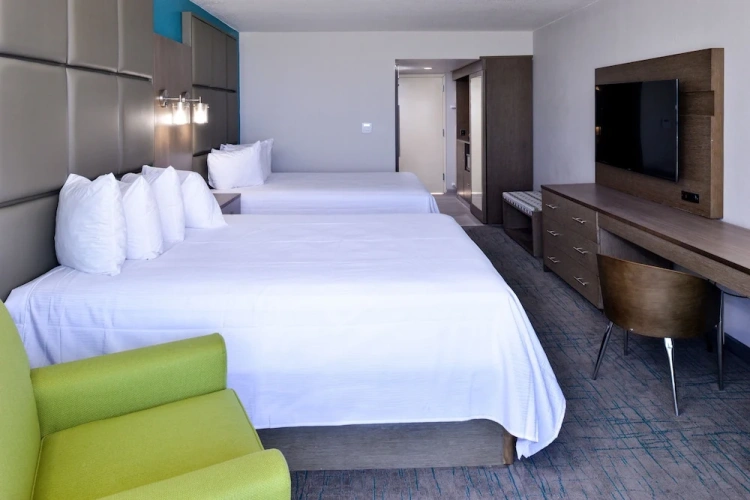 Standard Quadruple room with balcony and with partial ocean view