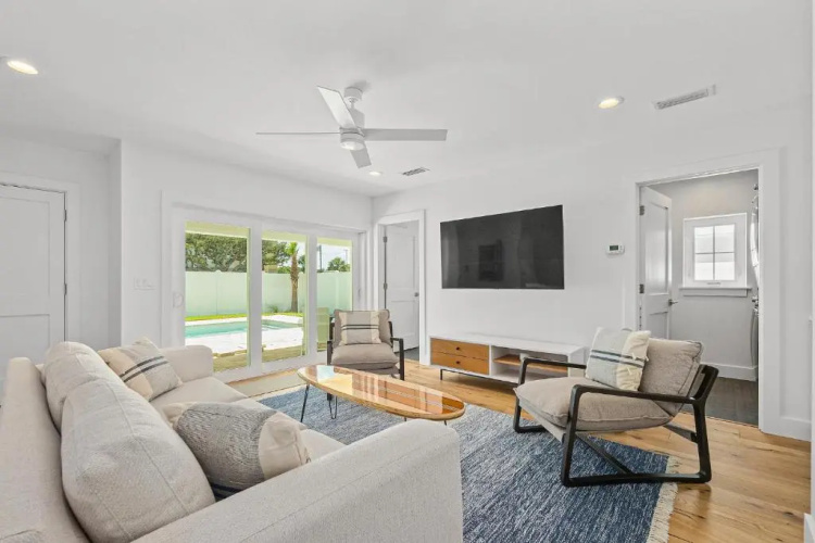 Endless Summer Oasis- Luxury 5br, heated pool, elevator, steps to ocean!