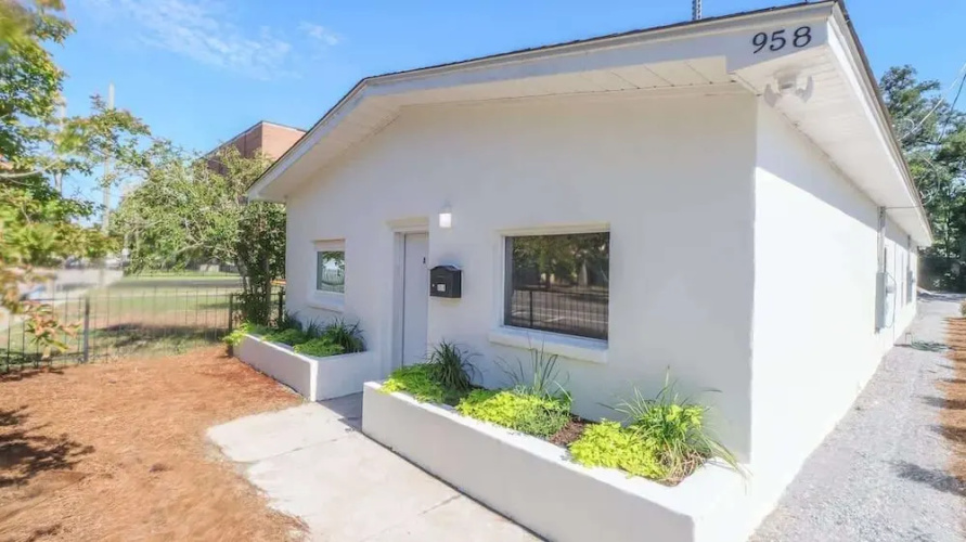 Charming 2 Bedroom, 1 Bath Duplex Just Blocks From The Beautiful Beachfront - Biloxi, MS