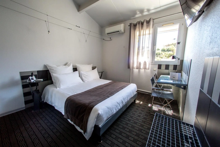 Comfort room with garden view