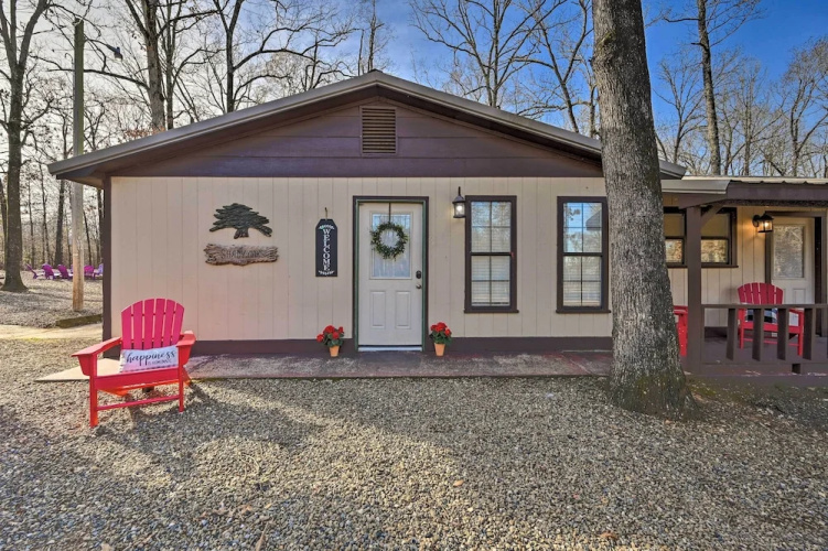Pet-friendly 'shady Oaks' Broken Bow Gem w/ Patio!