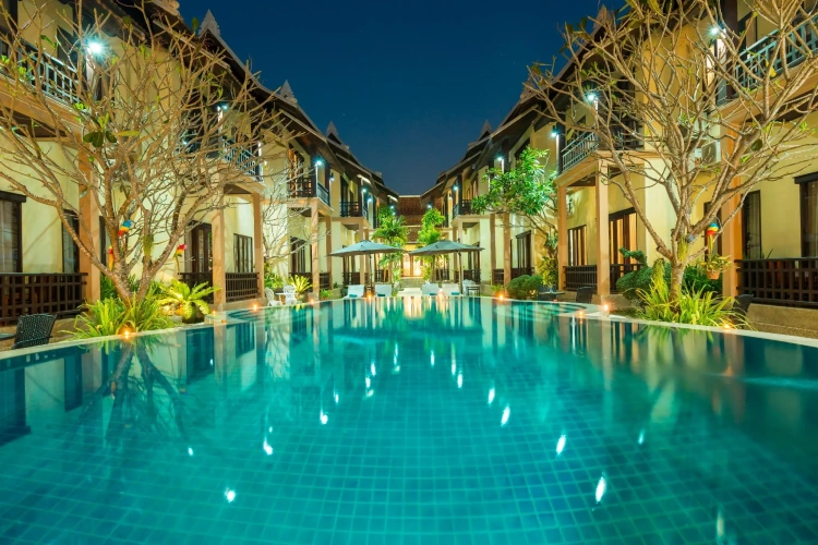 Standard Triple room with pool view