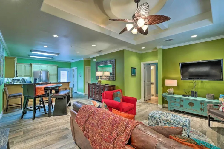 'pacifica' Condo w/ Balcony, Walk To Beach!