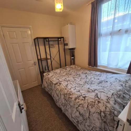 Groundfloor 1 bedroom apartment with free parking!