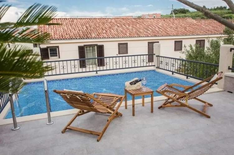 2 Bedrooms Villa