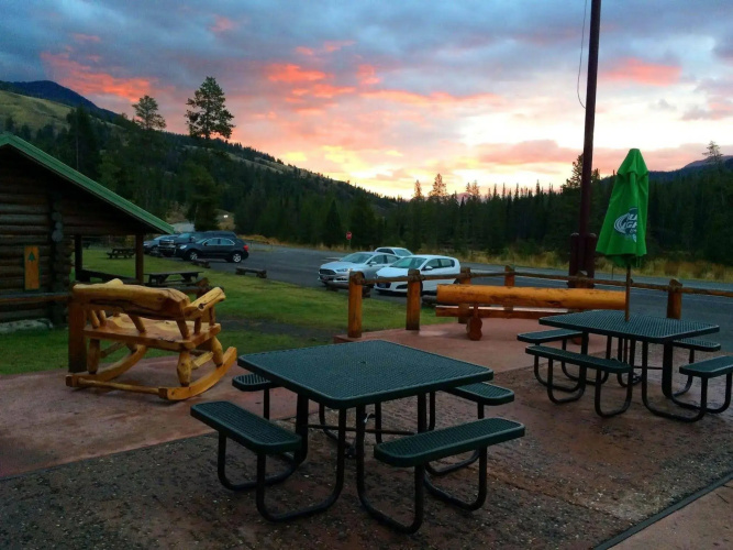 Pahaska Tepee Resort