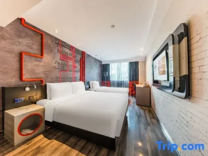Deluxe Double Family room with street view