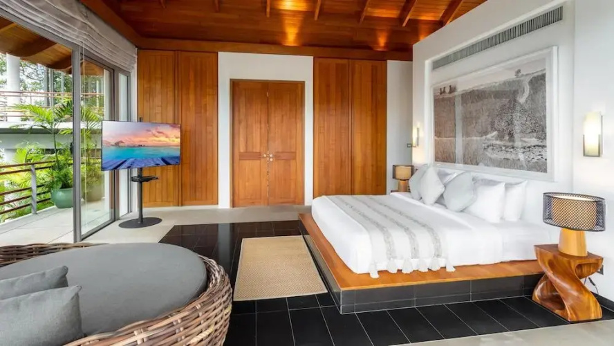 Villa Chelay - Luxury Waterfront Villa