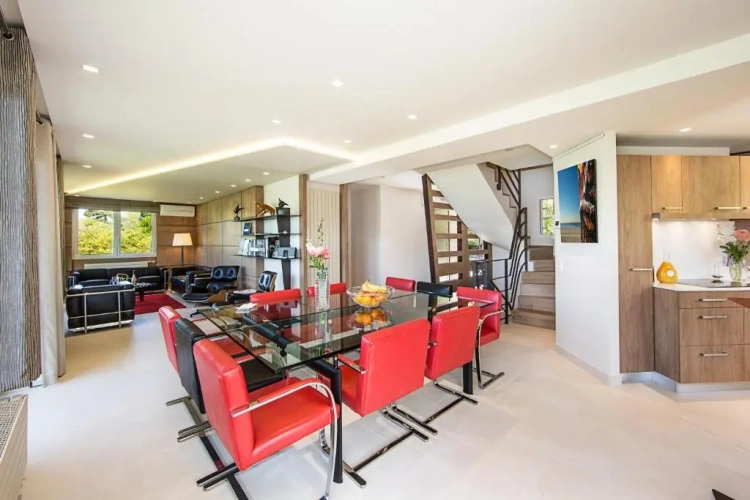 5 Bedrooms Villa
