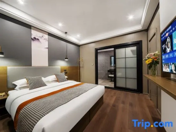 Executive Suite with courtyard view