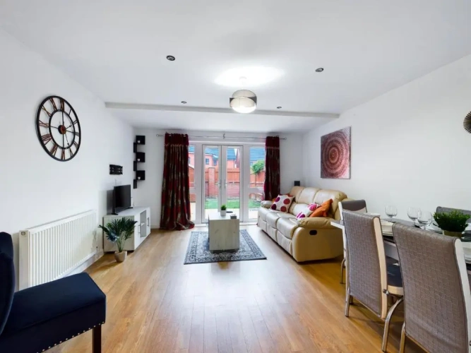 5 Bedrooms Cottage