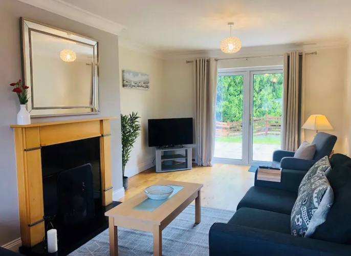 Modern Bright Detached Home Just a Short Stroll From Town