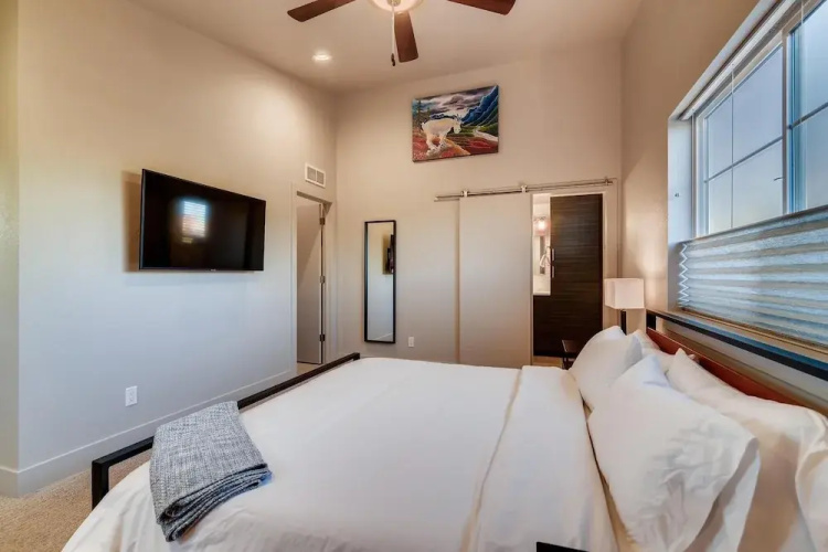Fancy Townhome near Old Town, Breweries and River!
