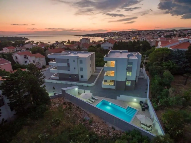 2 Bedrooms Apartment
