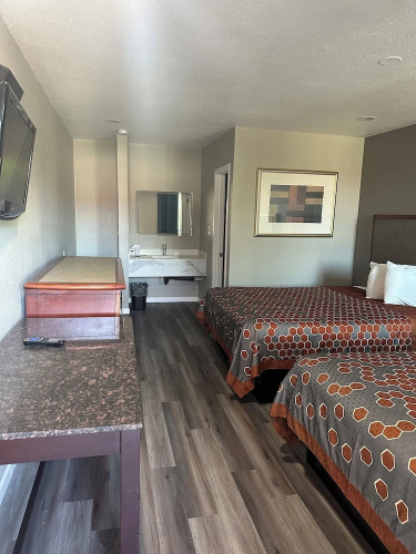 Royal Motel Tracy Llc