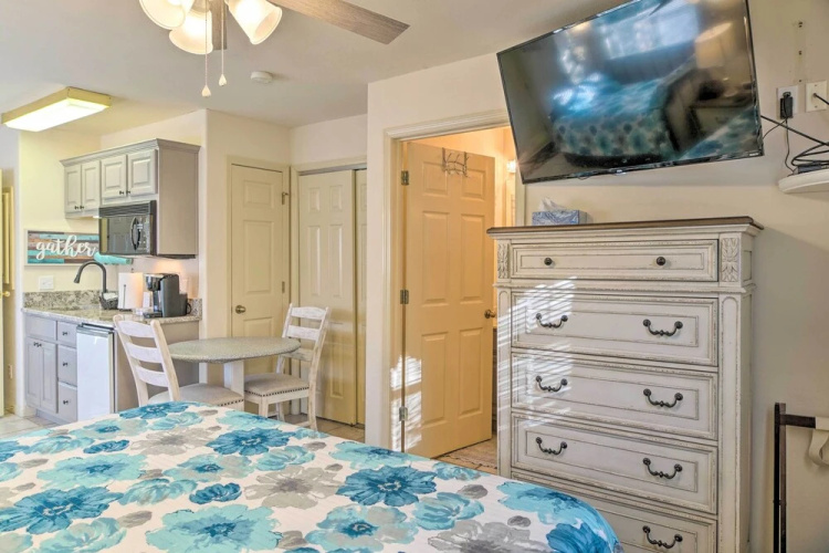 Walk-in Branson West Condo w/ Balcony, Pool Access