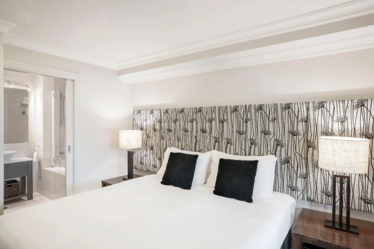 1 Bedroom Apartment with lake view