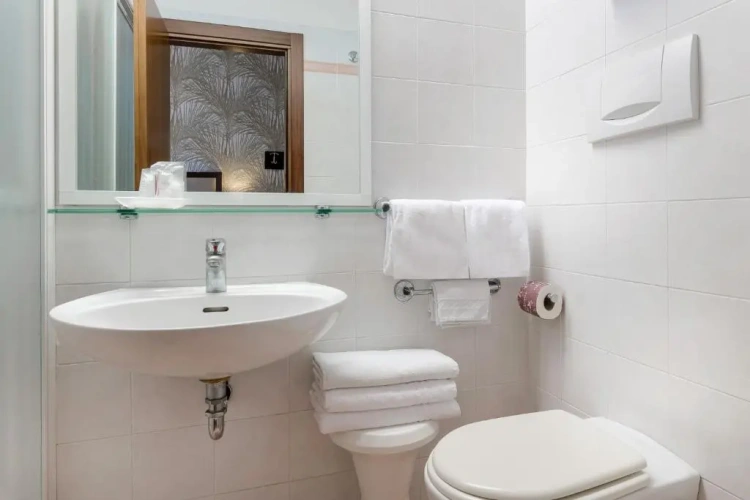 Comfort Double room with balcony and with partial sea view