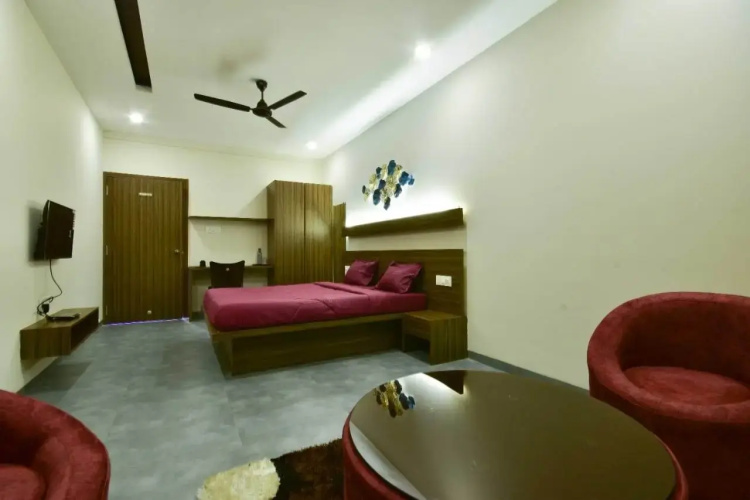Hotel Amit executive Karad