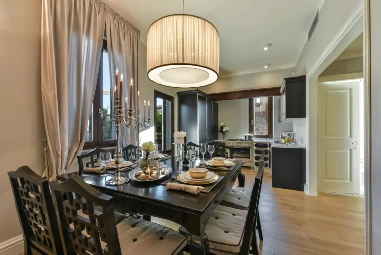 4 Bedrooms Apartment