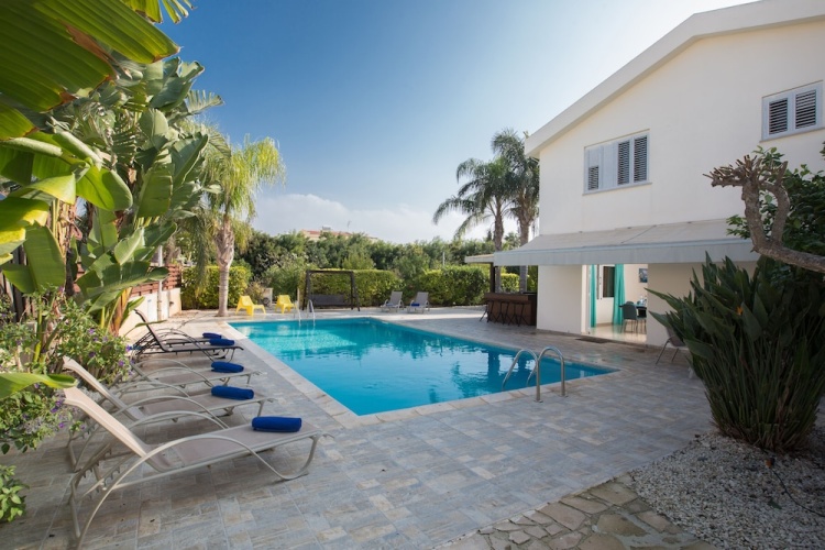 4 Bedrooms Villa