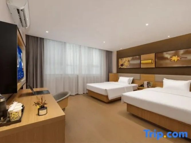 Deluxe Double Suite with street view