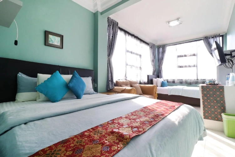 Sextuple Family Suite