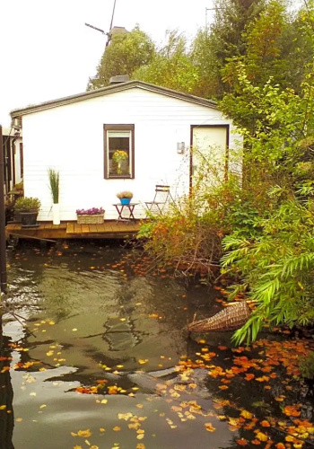 Romantic quiet studio on the canal