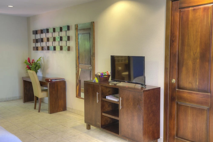 Pumilio Mountain & Ocean Hotel