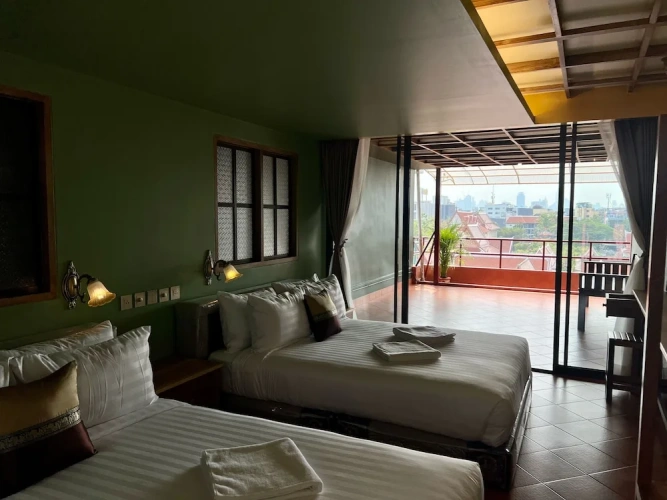 Classic Quadruple room with city view
