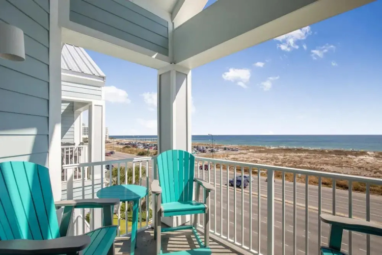 Attractive Condo Pool Across From Beach Access