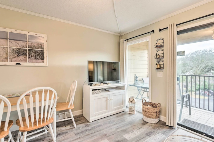 Resort Condo: Pools, Gym, Bar & Beach Access!