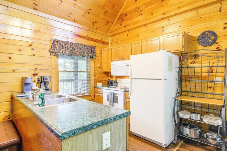 Sevierville Cabin w/ Hot Tub & Deck!